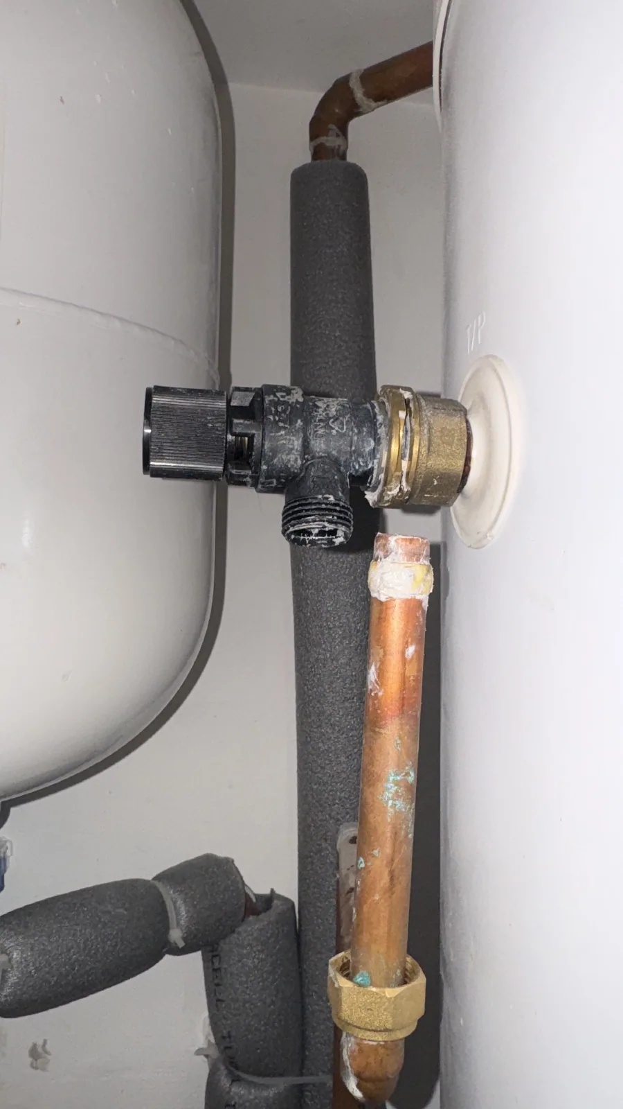 Pressure reducing valve and expansion vessel connection on an unvented cylinder
